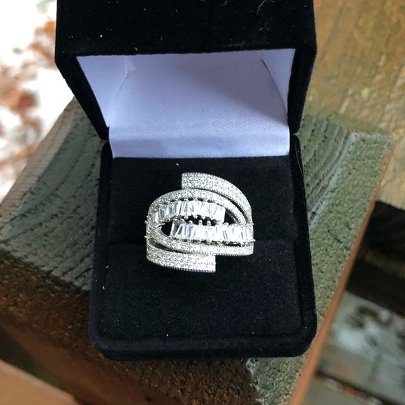 ❗️LAST CHANCE 11/30❗️STERLING SILVER CUBIC ZIRCONIA ROMANCE RING - Picture 3 of 10